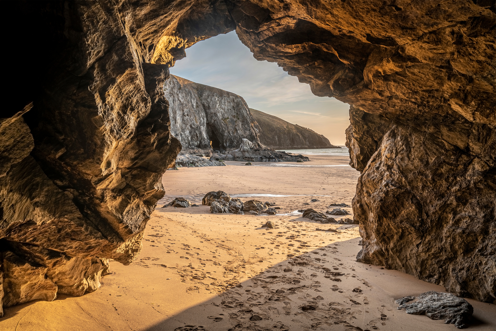 Hollywell Bay Cave, cornwall